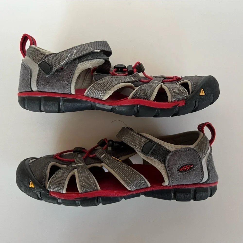 Keen Seacamp II CNX Gray and Red Youth Sandals, Big Boy Size 5